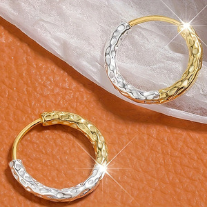 Orecchini bicolore testurizzati da donna, gioielli minimalisti e versatili per l'uso quotidiano - Product Image 3
