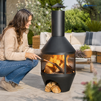 Moderne schwarze Metall-Holzfeuerstelle mit Holzlager und Funkenfanggitter für Terrassen-Feuerstelle im Freien