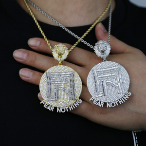 Nuova <span class=keywords><strong>Collana</strong></span> Hip-Hop da Uomo in Rame con Pendente a Testa di <span class=keywords><strong>Leone</strong></span> 'Fear Nothing' e Catena in Bambù Intarsiata di Zirconi - Product Image 3
