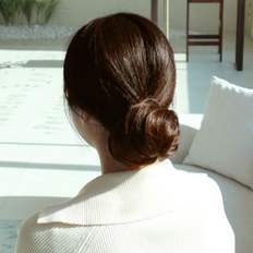 Postizo de moño de lujo marrón claro con diseño de corte de pelo de caca de estilo elevado - Product Image 1
