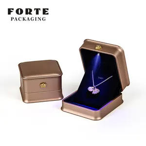 Forte all'ingrosso vernice di gomma LED Light Jewelry Box Luxury Crown Metal Pattern espositore per gioielli per la conservazione