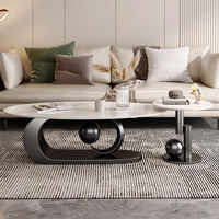 Ensemble de tables basses élégantes et luxueuses, cadre doré, plateau en pierre, design moderne et créatif, table centrale idéale pour le salon