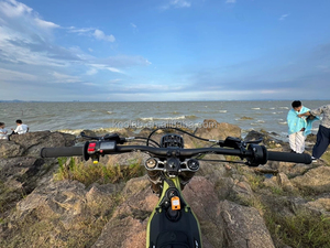 Surron Light Bee X 2026 : 8 kW de puissance brute, vitesse maximale de 74 km/h et 80 km d'autonomie pour des balades tout-terrain inoubliables – Le rêve des motards américains. - Product Image 6