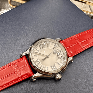 Montres analogiques rondes modernes avec détails en cristal dynamiques, cadran à chiffres romains et bracelet en cuir poli Chopards - Product Image 4