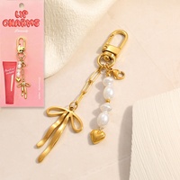 Porte-clés tendance en acier inoxydable plaqué or 18 carats avec perles d'imitation et breloques lèvres brillantes, accessoires de sac pour enfants, vente en gros personnalisée