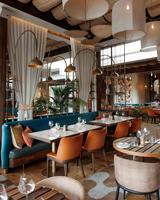 Ensemble de meubles de restaurant et d'hôtel modernes en cuir, table et chaises de restaurant rembourrées en velours avec plateau en marbre, design durable