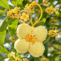 Porte-clés en peluche fleur d'osmanthus de 10 cm, joli breloque en peluche florale jaune avec étiquette en acrylique pour sac, pendentif, cadeau, décoration