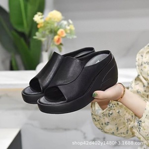 Sandales compensées à bout ouvert grande <span class=keywords><strong>taille</strong></span> pour femme, style été 2025, à semelle épaisse, pour l'extérieur, type claquettes pour mère - Product Image 4