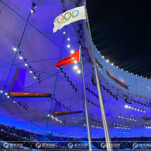 Système de levage de mât de drapeau à moteur électrique vertical pour la cérémonie d'ouverture et de clôture du gymnase du stade - Product Image 1