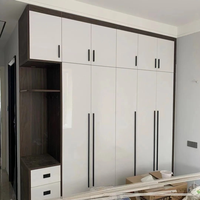 Armoire de rangement avec tiroirs laquée moderne grise en bouleau, frêne, métal et rotin pour appartement