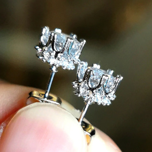Orecchini a Perno Classici con Zirconi a Forma di Fiocco di Neve, Gioielli per Orecchie alla Moda - Product Image 5