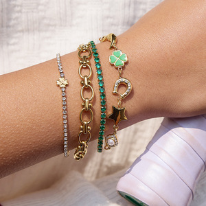 สร้อยข้อมือชาร์มโทนสีทอง จี้รูปใบโคลเวอร์สี่แฉก พระจันทร์ และดวงดาว เครื่องประดับสำหรับผู้หญิง ของขวัญ เครื่องประดับแฟชั่น - Product Image 3