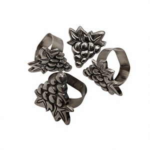 Lot de 4 Anneaux de Serviette Décoratifs en Argent Motif Raisin, Prix Usine, Designs Personnalisables, Écologiques, Décoration Moderne pour Fêtes - Product Image 1