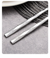 Ensemble de couverts de mariage en acier inoxydable poli miroir argenté avec poignée carrée de design luxueux, comprenant couteau, fourchette et cuillère