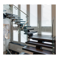 Escalier à monopoutre avec colonne centrale perforée, marches composites légères, balustrade transparente, escalier à l'atmosphère ouverte