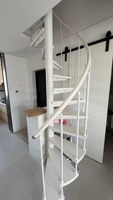 Escalier en colimaçon moderne et minimaliste Prima, antidérapant, en acier inoxydable, soudé par CNC, rotatif, pour villa, appartement, hôtel, écologique, intérieur