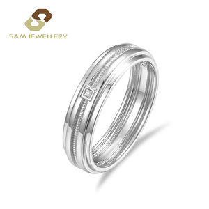 Anello di fidanzamento classico con zircone da laboratorio solitario con taglio brillante 925 con lunetta in argento placcato argento - Product Image 1