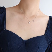 Collier tendance en acier inoxydable couleur argent avec pendentif double croix pavé de zircone Joolim – Bijoux en gros