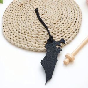Colgante de cuero PU con mapa de Oriente Medio, accesorio de llavero estético y moderno - Product Image 1