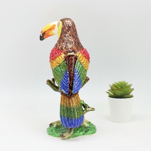 SHINNYGIFTS - Figura de Tucán de Metal Esmaltado de Lujo, Estatua de Pájaro Hecha a Mano con Pedrería y <span class=keywords><strong>Colores</strong></span> Vivos para Decoración <span class=keywords><strong>del</strong></span> Hogar y Regalo - Product Image 3