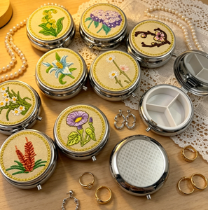 Caja de Almacenamiento de Joyas de Metal con Tres Compartimentos Circulares, Diseño Vintage y Elegante, con Cierre de Hebilla, Diseño de Plantas y Animales - Product Image 3