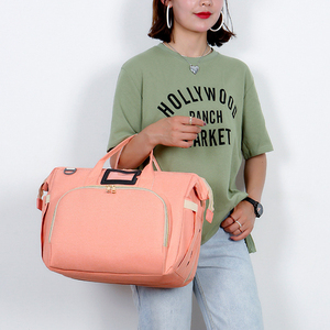 <span class=keywords><strong>Sac</strong></span> <span class=keywords><strong>à</strong></span> langer de voyage personnalisé grand format avec <span class=keywords><strong>bandoulière</strong></span> inclinable, accès USB, en polyester, pour maman et papa - Product Image 6