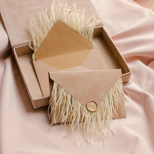 Sobre de Invitación de Boda Personalizado de Terciopelo con Estampado Dorado, Adorno de Pluma de Avestruz y Sello de Cera - Product Image 5