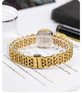 Montre élégante pour femme avec cadran ovale, chiffres romains, bracelet en acier étincelant, mouvement à quartz - Product Image 6