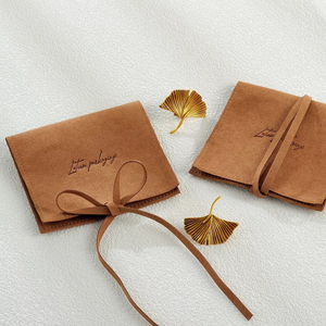 Sacs d'emballage pour bijoux de haute qualité avec logo personnalisé en relief, petits sacs en microfibre avec nœud papillon 8*8cm, pochette pour bijoux - Product Image 5