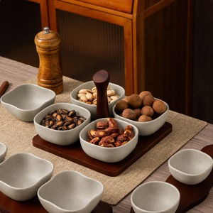 Ensemble de bols à collation avec plateau <span class=keywords><strong>en</strong></span> bois et poignée centrale, 4 récipients amovibles <span class=keywords><strong>en</strong></span> grès de forme naturelle pour noix et sauces, finition mate mouchetée - Product Image 1