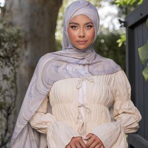Hijab de verano con estilo moderno, modal suave y ligero con patrón tropical sin arrugas, mezcla perfecta de moda y modestia - Product Image 1