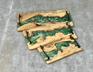 Plateau de service en bois massif à bord vif naturel de la marque LAMA EPOXY avec résine époxy rivière, taille personnalisée, fait à la main, décoration d'intérieur - Product Image 2