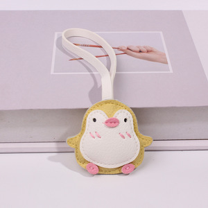 Porte-clés Esthétique Petit Pingouin en Cuir PU, Breloque de Sac Animal Mignon de Dessin Animé, Pendentif en Faux Cuir Souple avec Cordon - Product Image 3