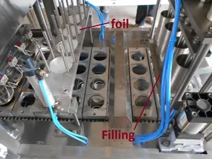 Sigillatrice automatica per il riempimento di tazze di yogurt macchina per l'imballaggio automatico di tazze di plastica di yogurt di gelatina a quattro teste prezzo economico per la vendita