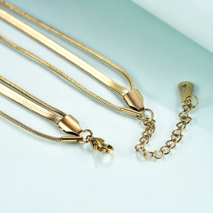 Collar de cadena de serpiente de tres capas estilo europeo-americano, de 4 mm, con hoja de acero inoxidable chapado en oro de 18 quilates, para clavícula, a la moda, de varias capas, regalo diario - Product Image 3