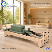 Reformer Pilates à rail fixe en bois d'érable vert sauge avec barre à ressorts réglable pour studios de bien-être inspirés de la nature