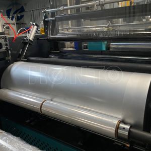 Machine <span class=keywords><strong>de</strong></span> fabrication <span class=keywords><strong>de</strong></span> <span class=keywords><strong>film</strong></span> étirable haute performance et durable HONTO HT-1000 PE, utilisée dans l'entreprise du client - Product Image 3