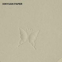 Boîte cadeau rigide de style enveloppe beige personnalisée |   Emballage en papier d'art recyclable avec fermeture magnétique et gaufrage de luxe pour vêtements