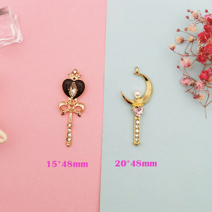 Pendentif Baguette Magique Dorée, Breloques pour la Création de Bijoux Anime DIY, Breloques Premium en Alliage avec Grand Nœud, Cœur, Lune, Strass et Perles - Product Image 3