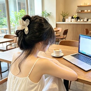 กิ๊บติดผมรูปดอกไม้สีเบจประดับเพชร กิ๊บหนีบผมรูปผีเสื้อสุดหรูสำหรับผู้หญิง เครื่องประดับผมแบบครึ่งหัว - Product Image 2