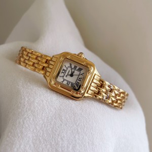 Orologio <span class=keywords><strong>da</strong></span> <span class=keywords><strong>Polso</strong></span> Vintage <span class=keywords><strong>da</strong></span> <span class=keywords><strong>Donna</strong></span> con Quadrante Quadrato Dorato e Numeri Romani, Bracciale in Metallo <span class=keywords><strong>di</strong></span> <span class=keywords><strong>Lusso</strong></span>, Stile Classico ed Elegante - Product Image 2