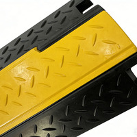 Rampe de protection de câbles multi-canaux en caoutchouc recyclé avec connexion flexible, conception sûre et stable pour un trafic de 10 à 15 mph