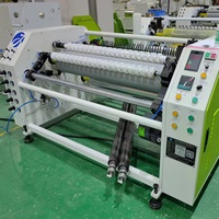 Nouvelle machine de rembobinage et de refendage haute vitesse pour film PE, rembobineuse et refendeuse de film alimentaire PE avec tube en carton