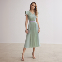 Robe midi plissée vert clair en tissu peigné respirant à col en V et manches volantées pour femme, usage quotidien, OEM ODM, vente en gros personnalisée