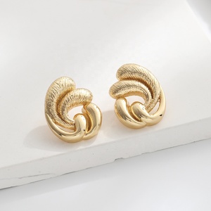 Hot bán 18K mạ vàng <span class=keywords><strong>c</strong></span>ủa phụ nữ Bông tai phóng đại hip hop Phong <span class=keywords><strong>c</strong></span>ách <span class=keywords><strong>C</strong></span> Fringe <span class=keywords><strong>c</strong></span>ô gái đinh tán thời trang <span class=keywords><strong>c</strong></span>á tính đinh tán - Product Image 1