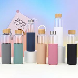Bouteille en verre borosilicate de 500 ml de luxe à prix d'usine avec manchon en silicone et couvercle en bambou, logo personnalisé, couleur au choix pour cadeau promotionnel - Product Image 2