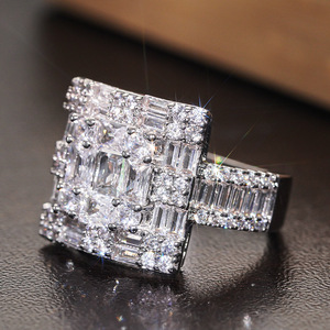 Anello Geometrico a Reticolo Quadrato per Donne, Stile Lussuoso e Brillante per Matrimoni, Accessorio Gioiello per Uso Quotidiano e Feste - Product Image 2