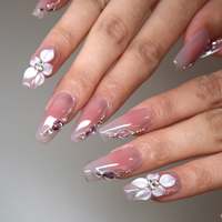 Faux ongles à presser en acrylique, dégradé pêche doux, fleurs 3D et strass, options de logo personnalisables pour salons et événements, 10 pièces