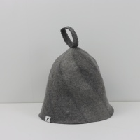Un chapeau de sauna en pure laine de charbon de bois qui dissimule la chaleur et laisse apparaître seulement une petite silhouette dansante sur une étiquette blanche