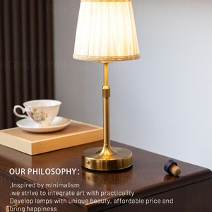 Lampe de table sans fil moderne classique finition laiton doré, ampoule E14, abat-jour en tissu, batterie remplaçable, pour mariage et restaurant - Product Image 3